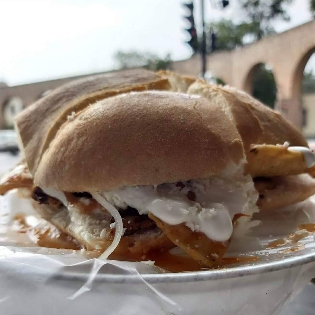 Torta de Chilaquiles Rojos con 1 Huevo
