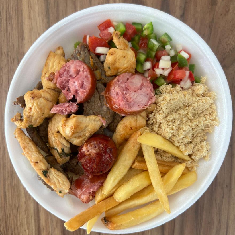 Acompanha arroz branco, feijão preto, farofa, vinagrete e batata frita. (Isca de Alcatra, Frango e Linguiça Toscana)
