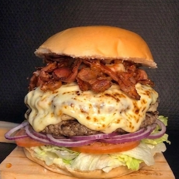 Hambúrguer, mussarela, bacon, alface, tomate, cebola roxa, maionese e ketchup