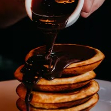 Típica panqueca americana, com o acompanhamento que você desejar. Manteiga, calda de chocolate, calda de panqueca, calda de morango ou Maple Syrup (importado).