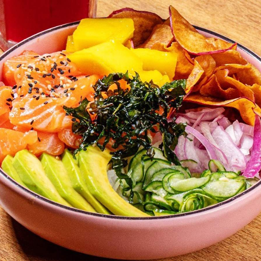 Salmão com cream chesse, sunomono, cenoura ralada, crispe de batata. Molho ponzo do chefe