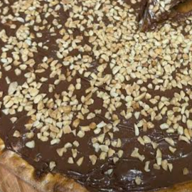 Massa artesanal,chocolate ao leite amendoim torrado granulado