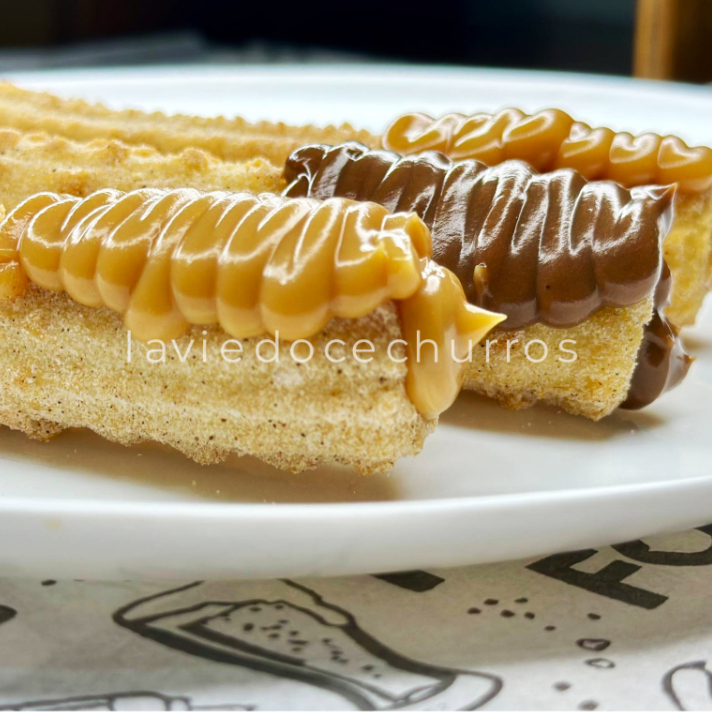 Irresistível é pouco! Leve o Kit com 3 churros para adoçar o seu Dia do jeitinho que você merece! Churros crocantes, fritos na hora. Perfeito para dividir ou para quem ama muito.