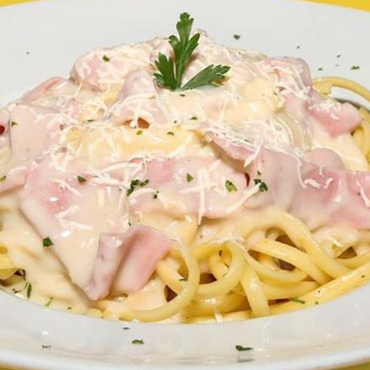 Tallarines al Alfredo con Filete de Pollo