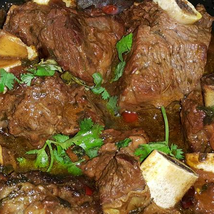 Acompanha: Arroz, feijão, carne ensopada, farofa e batata frita