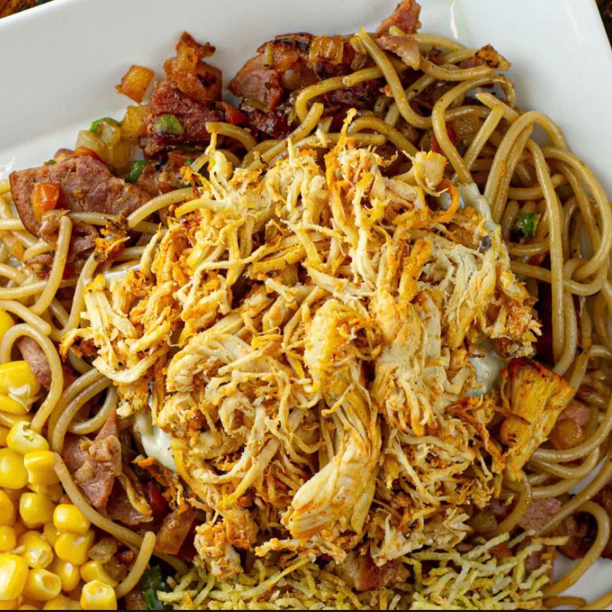 MACARRÃO, MOLHO DE TOMATE, MOLHO SHOYU, FRANGO, BACON, E OMETE COM QUEIJO, PRESUNTO E CATUPIRY