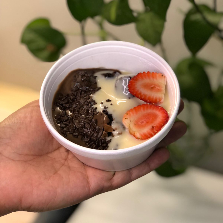 Brownie com Seleção de Brigadeiros Gourmet
Brownie de chocolate com textura densa e macia, Acompanha seleção de brigadeiros gourmet, combinando a suavidade do brigadeiro branco com a intensidade equilibrada do brigadeiro 50% cacau. Uma sobremesa sofisticada, que une diferentes camadas de sabor e textura, proporcionando uma experiência rica e irresistível.