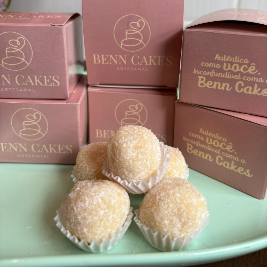 Beijinhos artesanais, macios e com gostinho de coco na medida certa. Simples, delicado e irresistível.