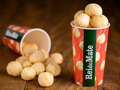 Nosso copo colecionável queridinho que contém 18 unidades de pão de queijo. Escolha sua arte.
