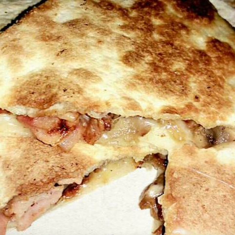 SINCRONIZADA EN HARINA CON TOCINO Y QUESO MOZARELL