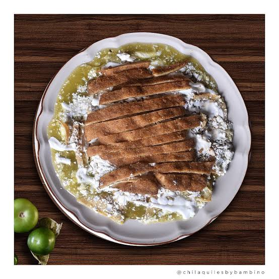 CHILAQUILES VERDES CON MILANESA DE POLLO