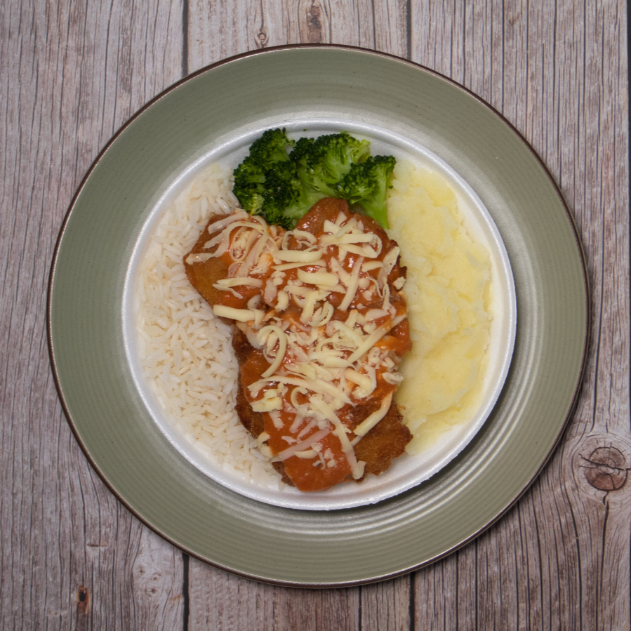 Peito de frango à parmegiana, arroz, purê de batata e acompanhamento do Dia.