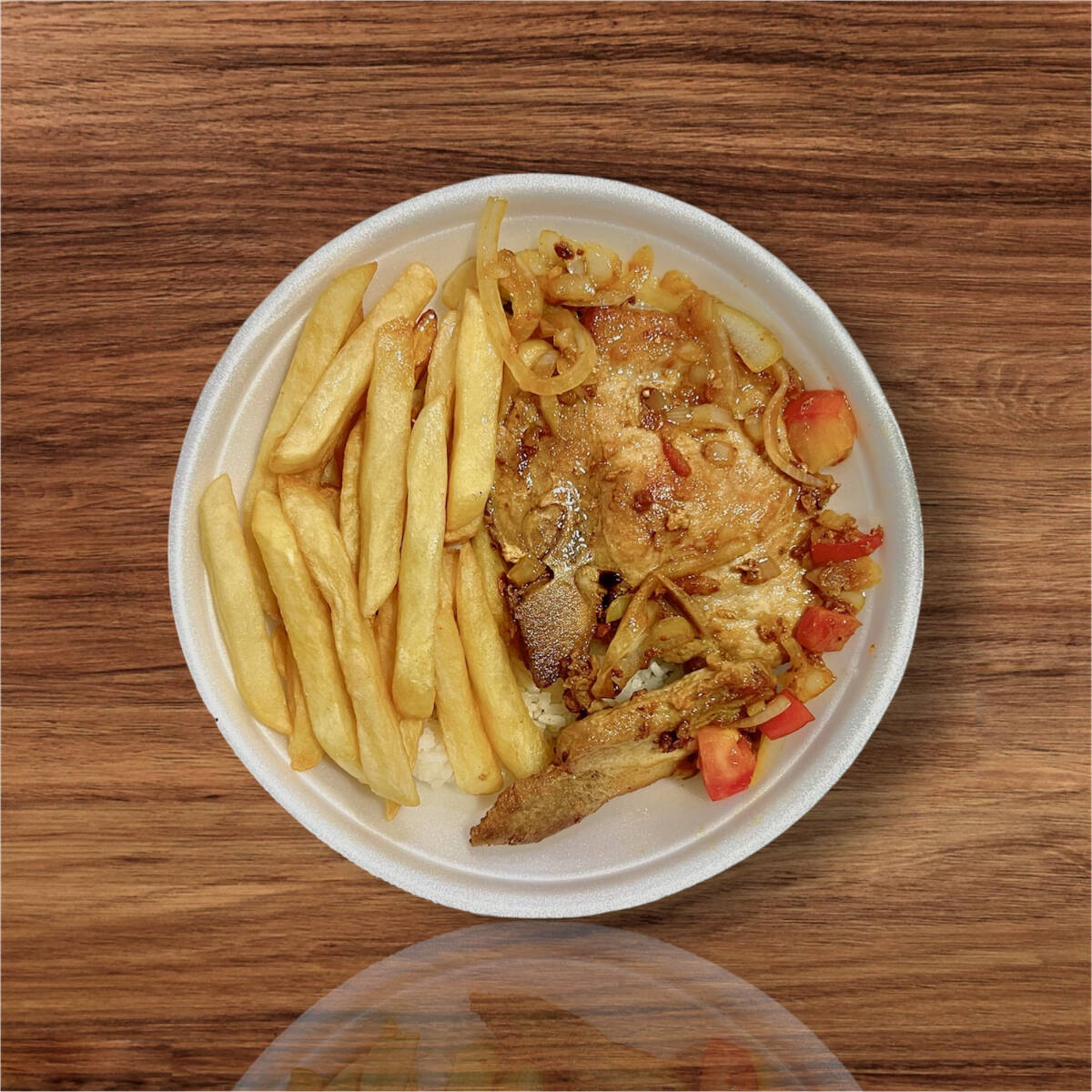 Marmita acompanha arroz branco, feijão preto, farofa e fritas.