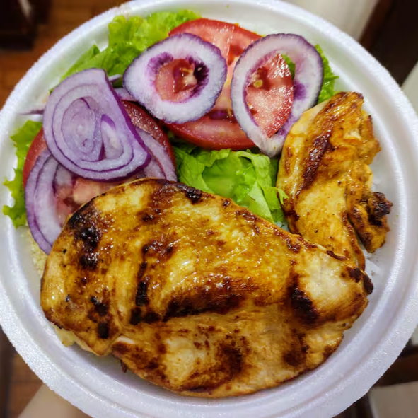 Marmita de filé de frango grelhado com arroz, feijão, farofa e salada verde.