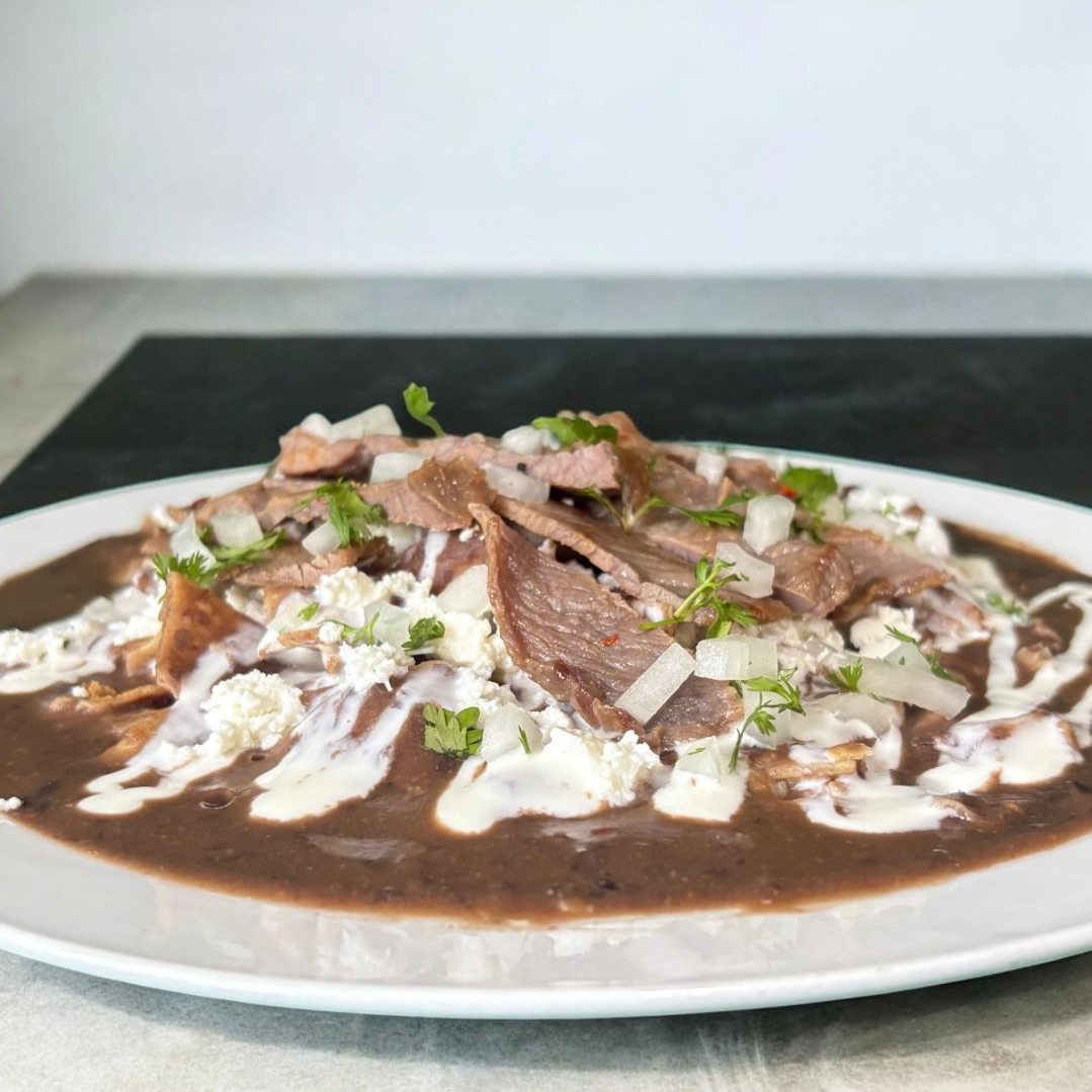 Combo Chilaquiles Frijol c/bistec + Coca cola