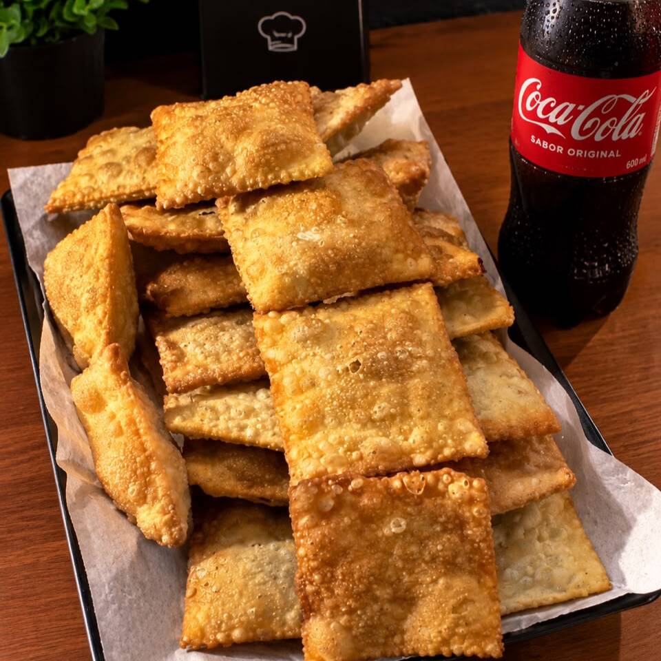 20 mini pastéis crocantes de carne e queijo + 1 Refrigerante bem gelado. Fritos na hora, leves e muito saborosos.