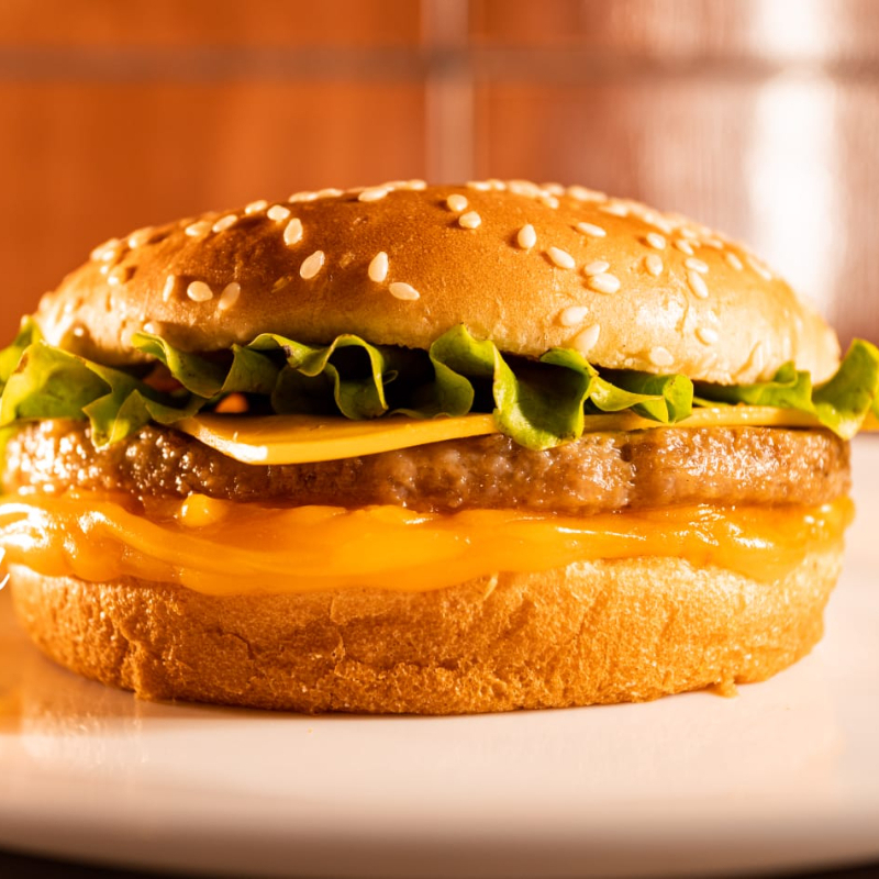 Pão gergelim , carne , queijo , uma camada de cheddar cremoso , Ketchup , maionese temperada e alface .