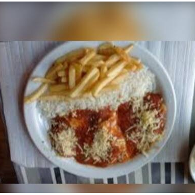 Delicie-se com nosso prato completo, acompanhado de arroz soltinho, feijão temperado na medida, farofa crocante, batata frita dourada e uma fresca salada de alface, tomate e cebola.