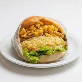 Pão, hamburguer, ovo, batata palha, salada, milho e molho
