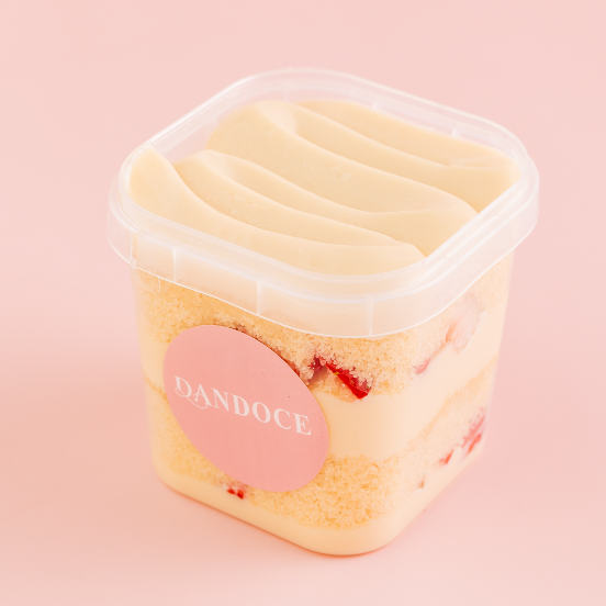 Massa branca, intercalada com brigadeiro de Ninho e morango.