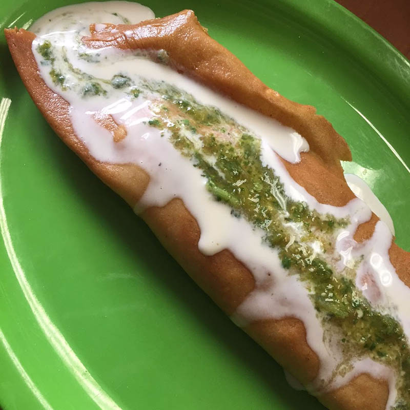 molote de tinga, res y quesillo
