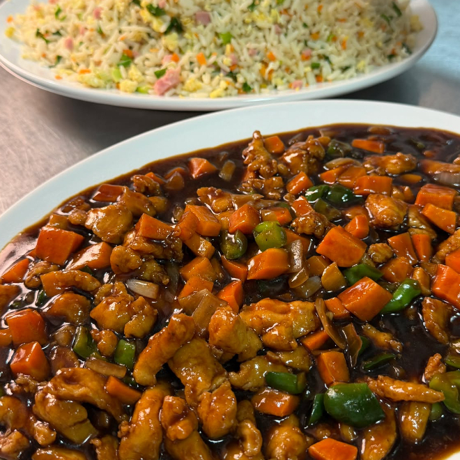 Frango em cubos com legumes (cenoura cebola e pimentão) ao molho shoyu. Escolha o acompanhamento: arroz branco, arroz chop suey ou macarrão ao alho e óleo.