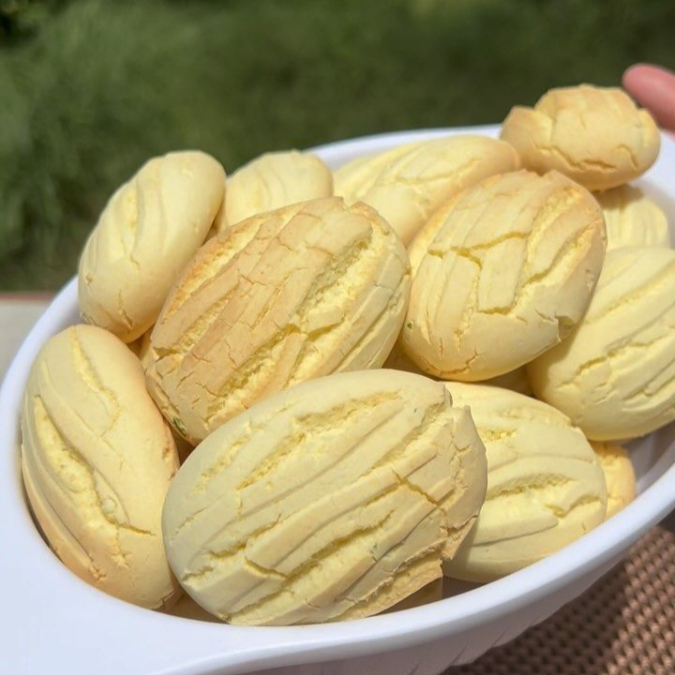 Produzido com amido de milho, tem um sabor adocicado, crocante por fora e uma textura extremamente macia e amanteigada que derrete na boca.