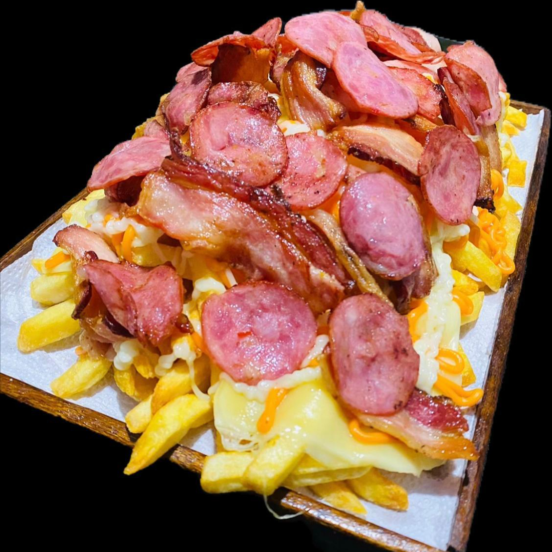 Batata frita com Calabresa, Bacon, Queijo, Cheddar e Catupiry.