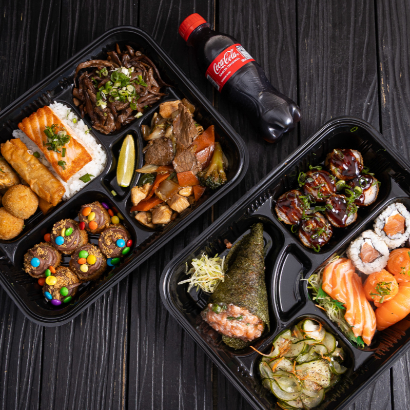 1 Porção de Gohan 1 Salmão Grelhado 2 Bolinhas de Salmão Grelhado Fritas 2 Guioza Bovina 2 Harumaki de Queijo 1 Porção de Yakisoba Misto 1 Porção de Shimeji 4 Hot de Bananas com Chocolate 6 Hot Holl 1 Porção de Sunomono 1 Mini Temaki de Salmão batido 5 Sashimis 2 Hossomaki de Salmão 2 Uramaki de Salmão 2 Joe de Salmão 1 Niguiri de Salmão *Este prato não pode sofrer alterações* * Acompanh
