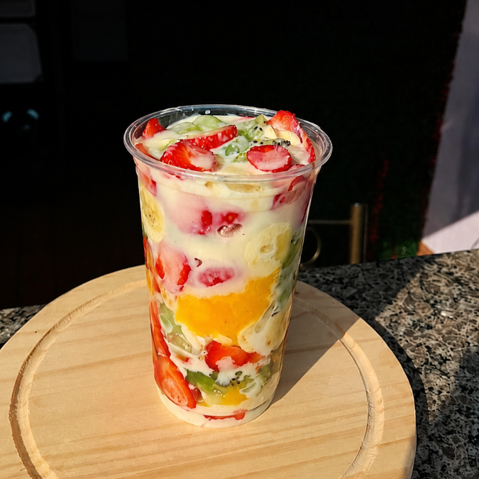 Morango,manga,banana,uva,kiwi e leite condensado