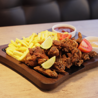 Frango a passarinho e batatas fritas