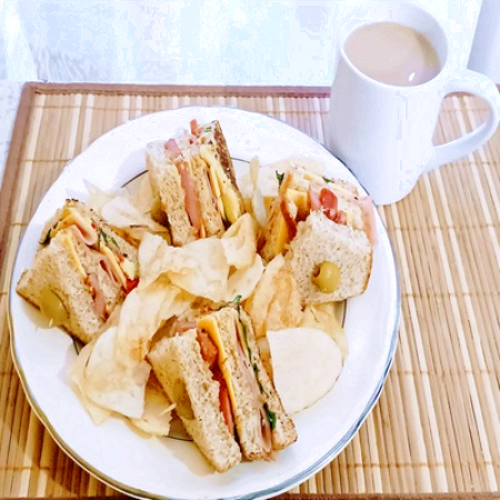 Club Sándwich + Papas + Bebida