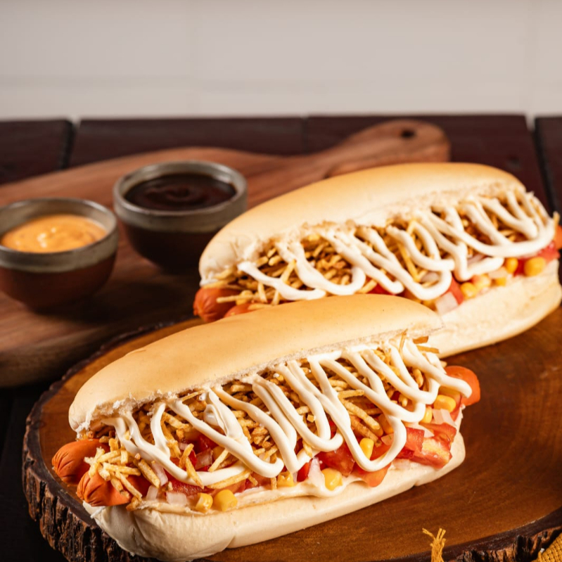 Desfrute de nosso irresistivel combo de inclui duas deliciosas unidades do nosso Hot dog philadelfia. São pães tostados na chapa, recheados com 2 salsichas (PERDIGÃO), cobertos com uma salada de tomate e cebola frescas, preparados no mesmo dia para garantir um sabor inigualavel. O toque final fica por conta do milho, maionese, batata palha, ketchup, mostarda,e é claro nosso destque: um generosotopping de cream chesse cremoso que confere a um toque especial ao hot dog. 1 coca 600 ml