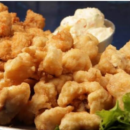 Um delicioso peixe cortado em isca e empanado . Acompanha molho tártaro.