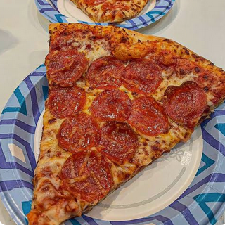 Rebanada de Pizza Grande Peperoni