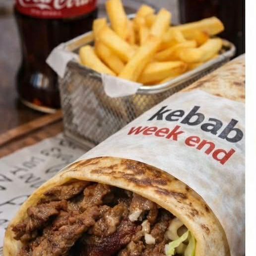 Pão árabe,carne e frango e salada (tomate,alface,cebola,salsa,repolho)acompanhamento molho de alho Árabe