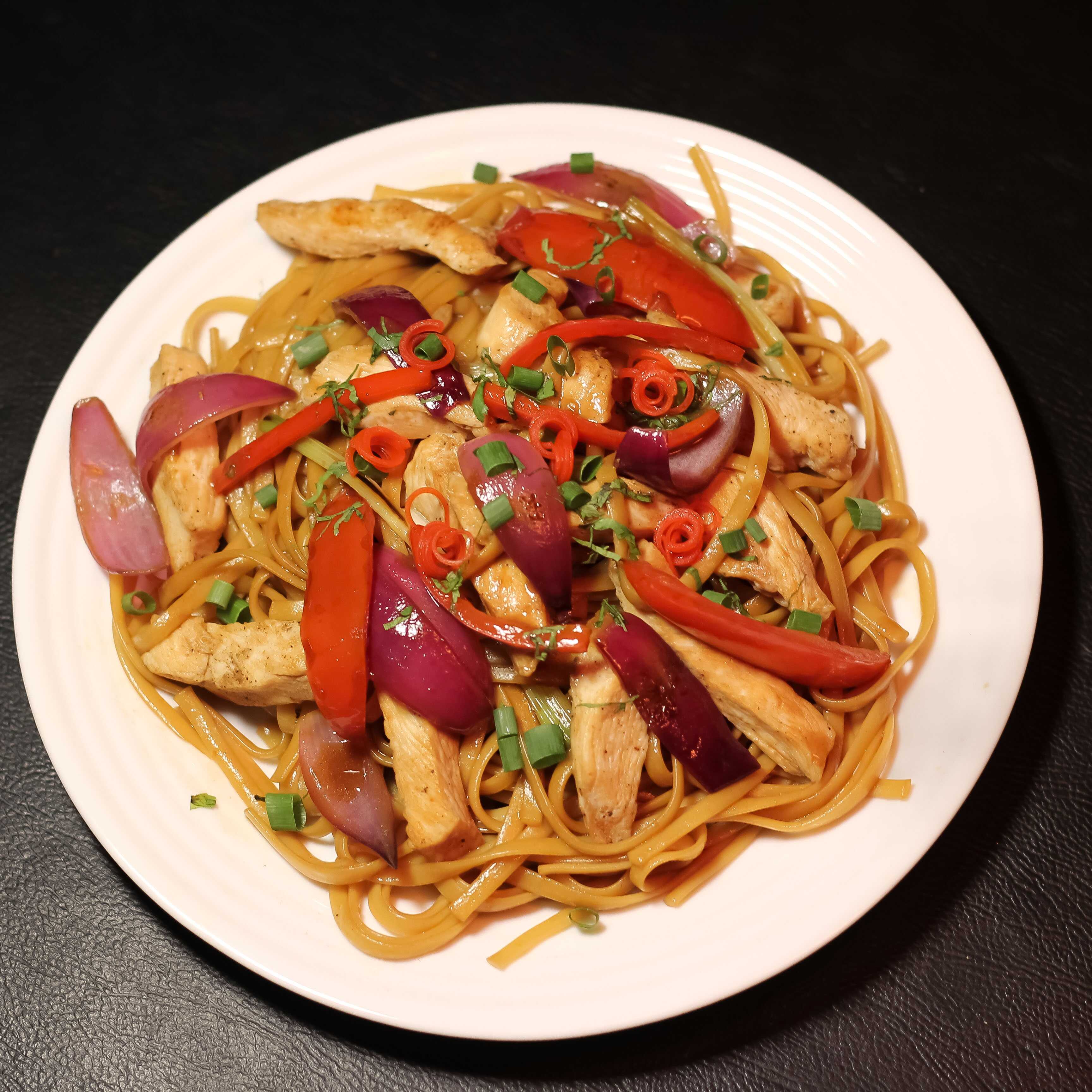 macarrao saltado de frango no wok, cebola tomate e cebolinha pimentão temperos e molho shoyu