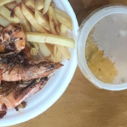 arroz, camarao frito, pirao e batata frita