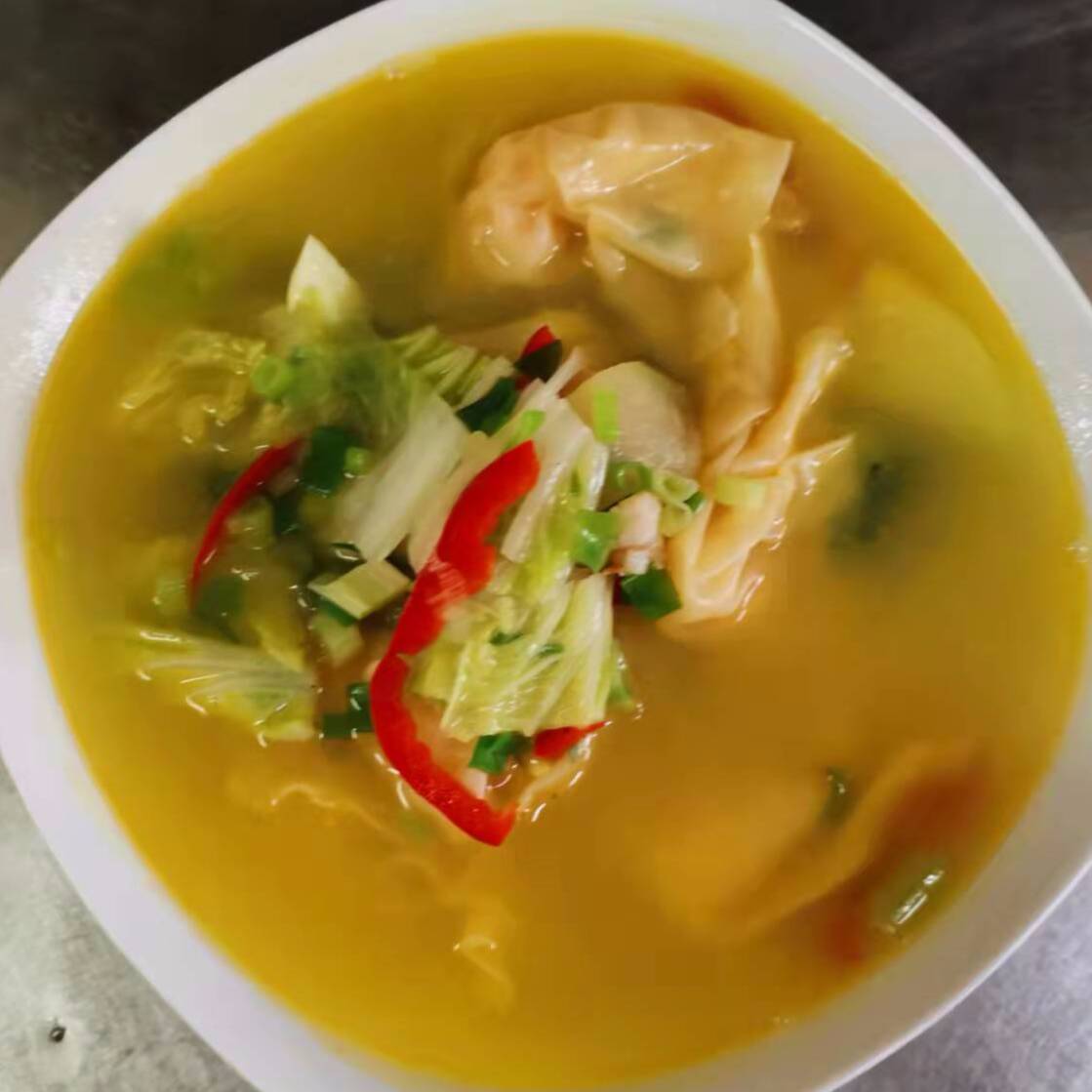 Sopa de wantan con camarones