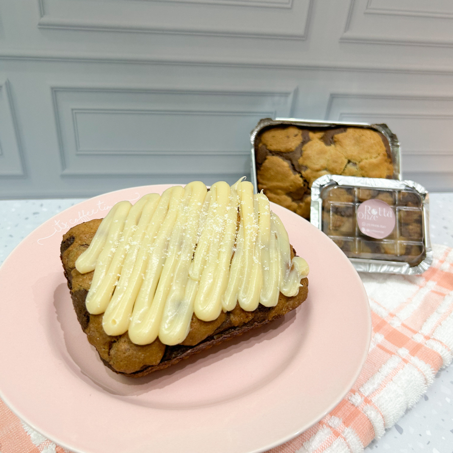 Brownie + Cookie = Amor à primeira mordida! Uma combinação perfeita: a maciez do brownie com a crocância do cookie. Massa de cookie tradicional coberto com brownie de chocolate intenso e pedaços de nozes, finalizado com brigadeiro de leite ninho bem cremoso.