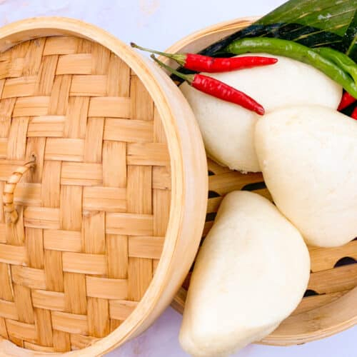 4 unidades de Pão Gua Bao sem recheio no vapor. Ótima opção para acompanhar pratos mais suculentos.