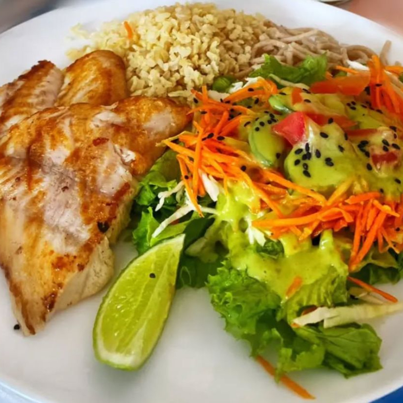 acompanha z integral, macarrão integral, feijao, salada verde crua e acompanhamento do dia.
