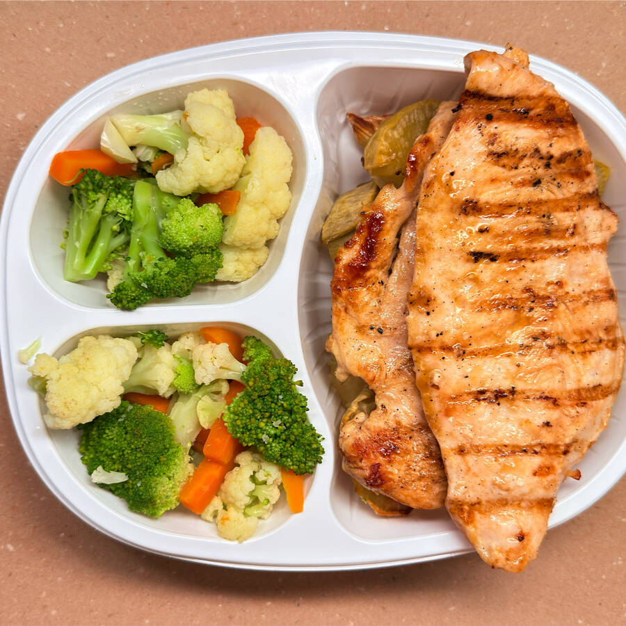 Arroz integral ou Batata doce, Seleta de legumes, 2x Peito de frango grelhado