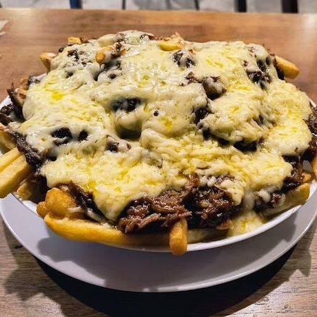 Uma deliciosa batata frita com 180g de costela com molho barbecue e mussarela gratinada no maçarico. Uma delícia!