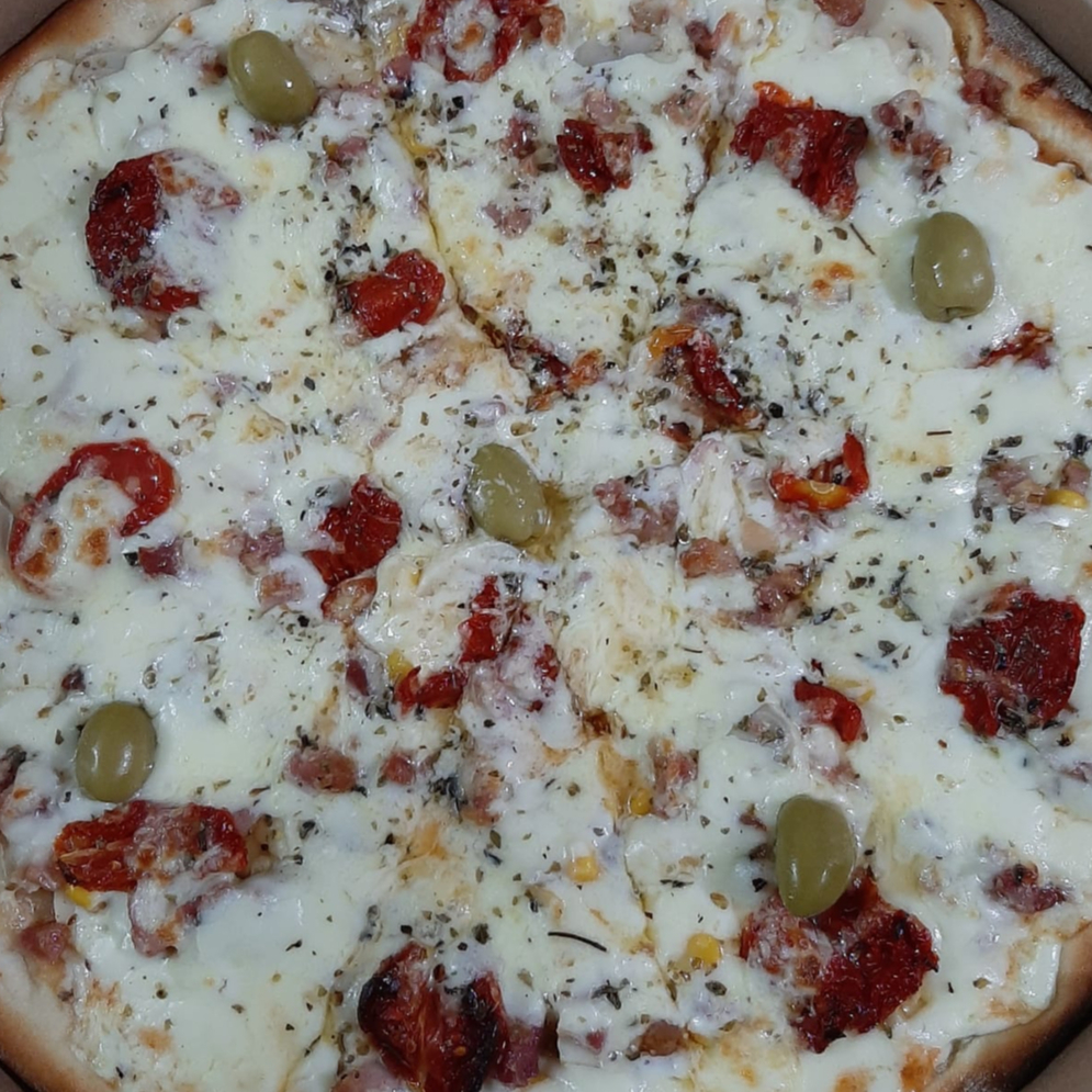 muçarela, molho de tomate, champignon, bacon, milho, tomate seco e catupiry