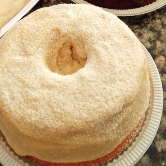 Massa de baunilha fofinha e úmida, coberto com brigadeiro cremoso de leite ninho e regado de leite em pó (Rende aproximadamente 8/10 fatias)