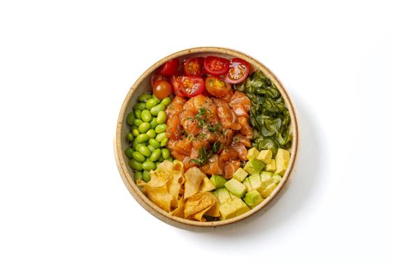 120g de Salmão Marinado no molho Dijon, base (recomendamos arroz shari e molho yuzu ponzu), tomate cereja, edamame, sunomono, abacate, cebolinha e chips de batata doce.