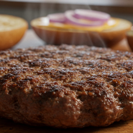 Hamburguer, SUCULENTO feito com carne premium pesando 110g de pura gostosura.