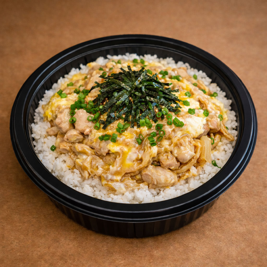 Este prato consiste em cubos de peito de frango refogado em cebola, ovo e molho especial. Este refogado vai sobre uma porção de arroz japonês (gohan). Porção para uma pessoa.