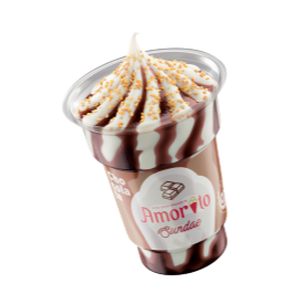 Sorvete de nata com calda de chocolate e amendoim granulado.